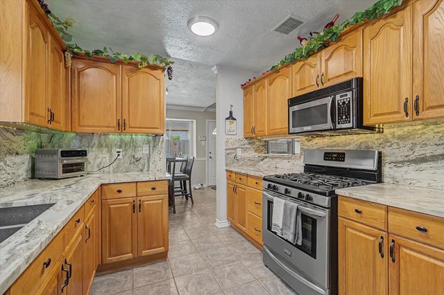 1302 Canyon Springs Drive, La Porte, TX 77571