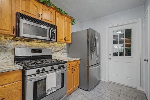 1302 Canyon Springs Drive, La Porte, TX 77571