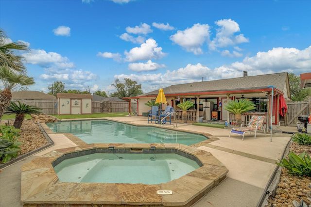 1302 Canyon Springs Drive, La Porte, TX 77571