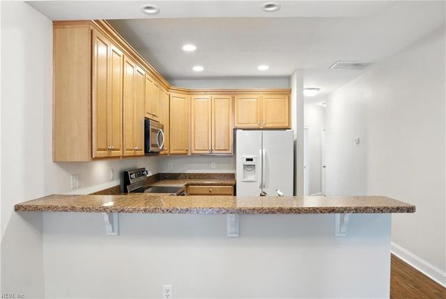 3044 Hughes LN, Hayes, VA 23072