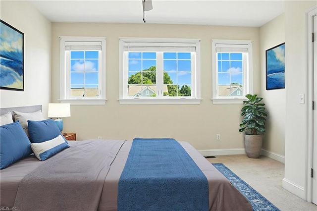 3044 Hughes LN, Hayes, VA 23072