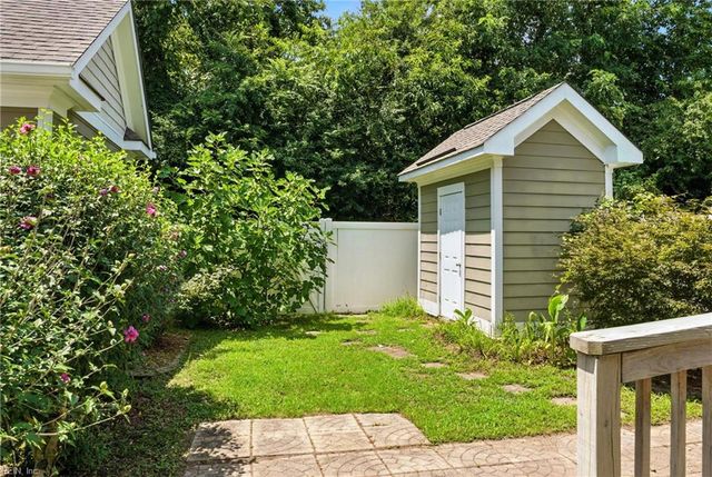 3044 Hughes LN, Hayes, VA 23072