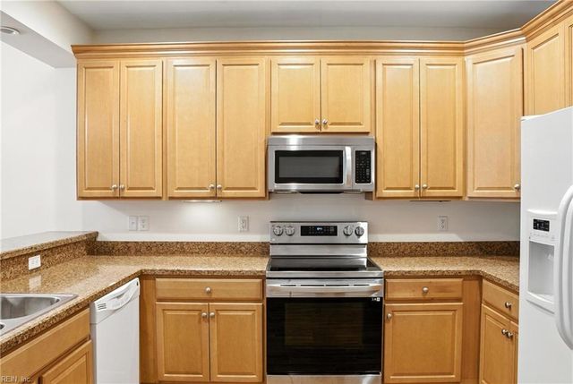 3044 Hughes LN, Hayes, VA 23072