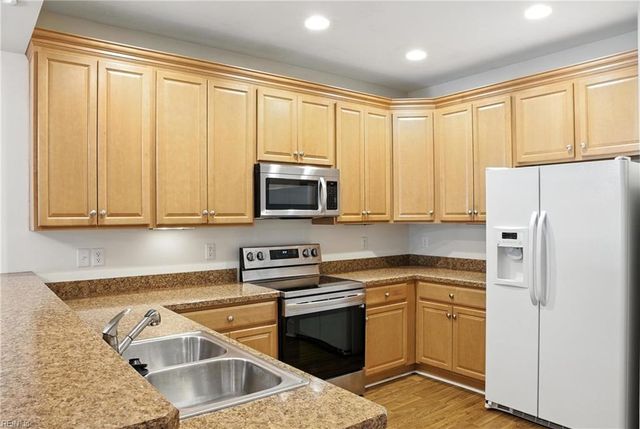 3044 Hughes LN, Hayes, VA 23072