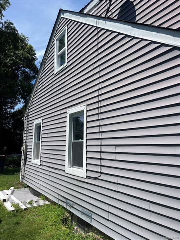 32 7th Avenue S, Huntington Station, NY 11746