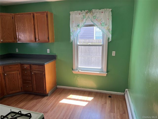 32 7th Avenue S, Huntington Station, NY 11746