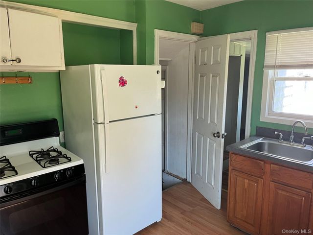 32 7th Avenue S, Huntington Station, NY 11746
