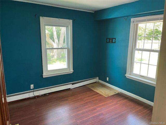 32 7th Avenue S, Huntington Station, NY 11746