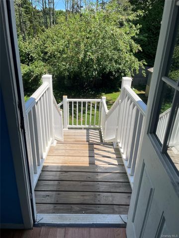 32 7th Avenue S, Huntington Station, NY 11746