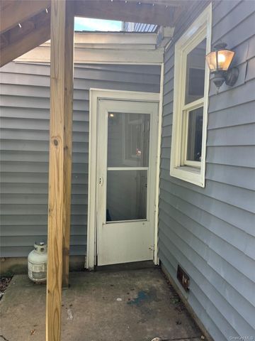 32 7th Avenue S, Huntington Station, NY 11746