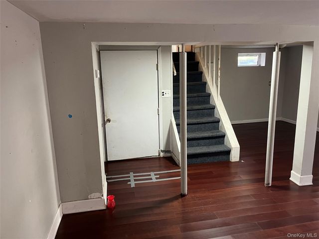32 7th Avenue S, Huntington Station, NY 11746