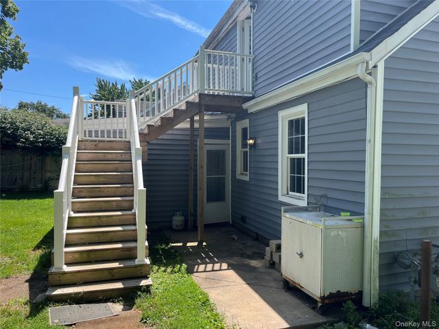 32 7th Avenue S, Huntington Station, NY 11746