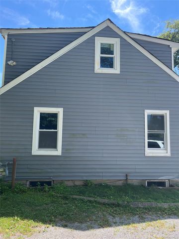32 7th Avenue S, Huntington Station, NY 11746