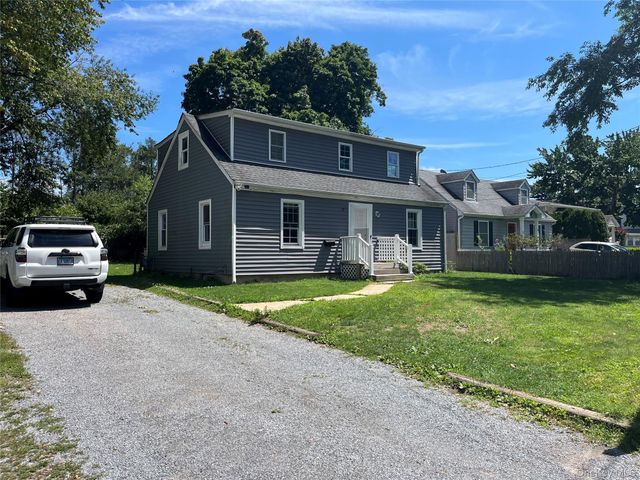 32 7th Avenue S, Huntington Station, NY 11746
