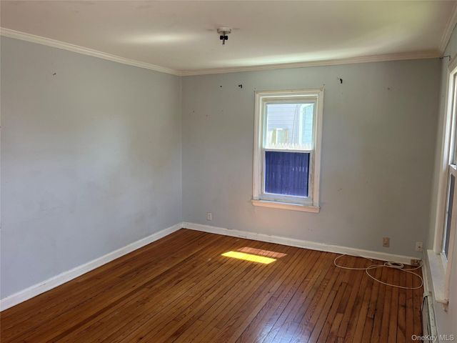 32 7th Avenue S, Huntington Station, NY 11746