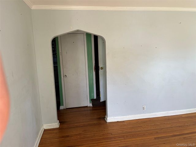 32 7th Avenue S, Huntington Station, NY 11746