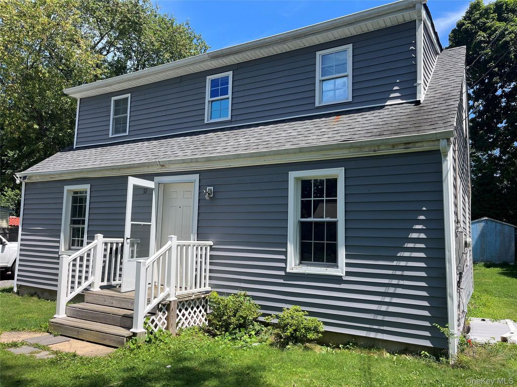 32 7th Avenue S, Huntington Station, NY 11746