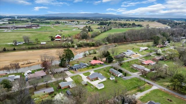 102 Edgewater Dr, Winchester, TN 37398