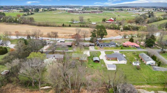 102 Edgewater Dr, Winchester, TN 37398