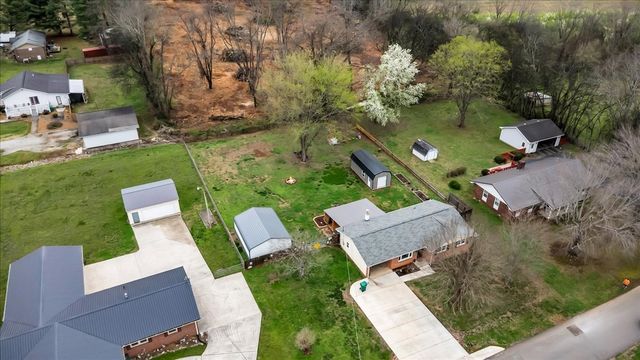 102 Edgewater Dr, Winchester, TN 37398