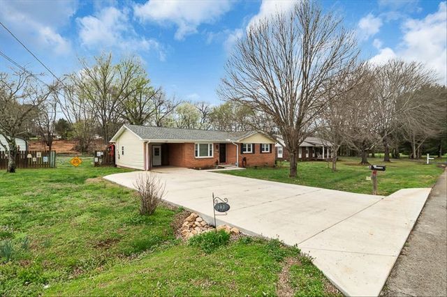 102 Edgewater Dr, Winchester, TN 37398