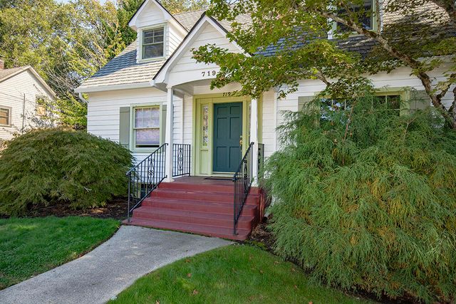 719 NW 3rd Street, Grants Pass, OR 97526
