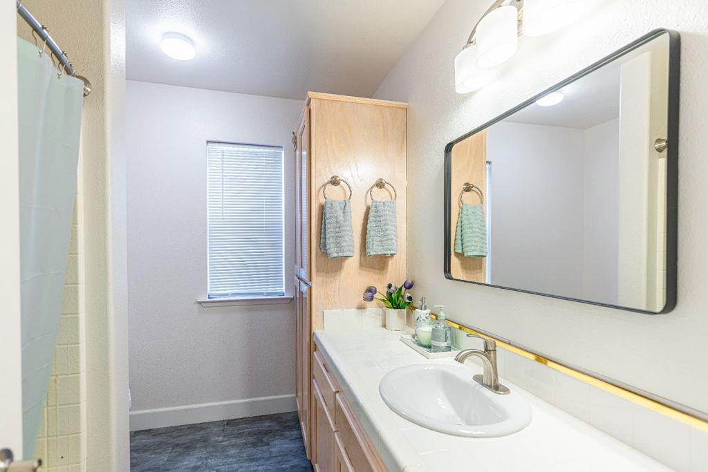 Image 25 of property listing at 2322 E Revere Road, Fresno, CA 93720