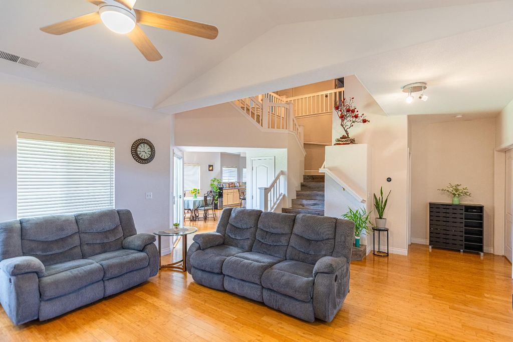 Image 6 of property listing at 2322 E Revere Road, Fresno, CA 93720