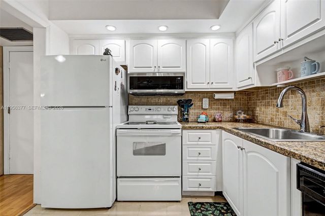 5661 SW 2nd Court 101, Margate, FL 33068