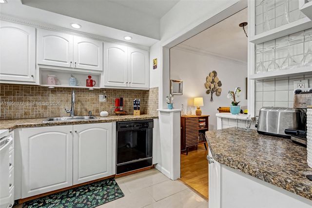 5661 SW 2nd Court 101, Margate, FL 33068