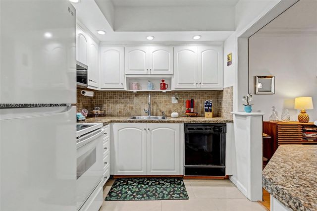 5661 SW 2nd Court 101, Margate, FL 33068