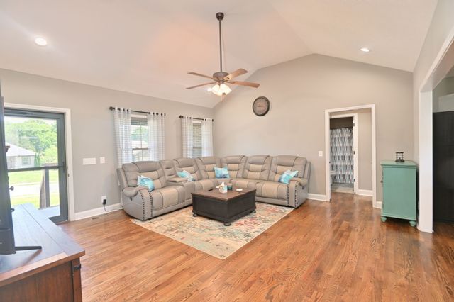 108 Smithfield Dr, Shelbyville, TN 37160
