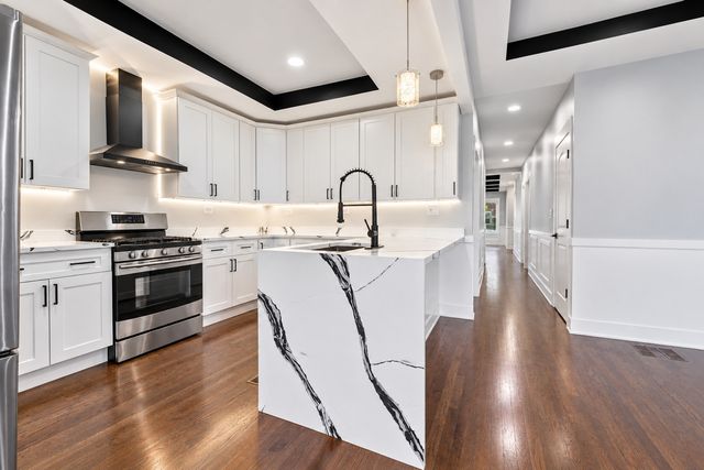 7649 S Luella Avenue, Chicago, IL 60649