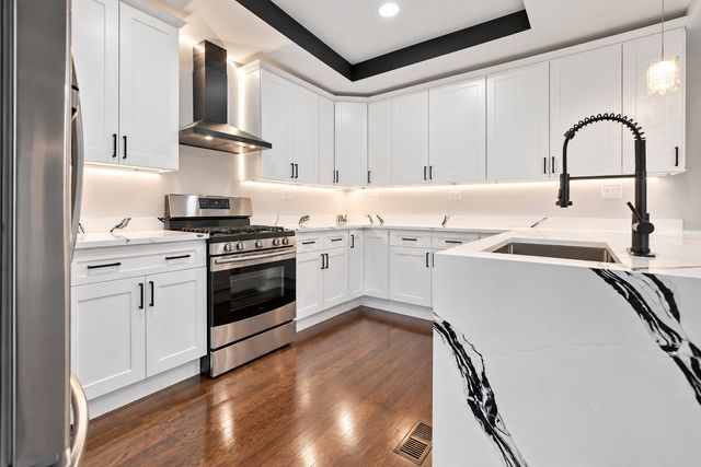 7649 S Luella Avenue, Chicago, IL 60649