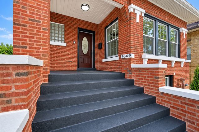 7649 S Luella Avenue, Chicago, IL 60649