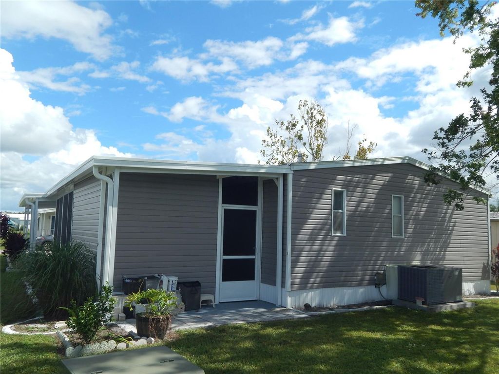 Image 16 of property listing at 6710 36TH AVENUE E 34, Palmetto, FL 34221