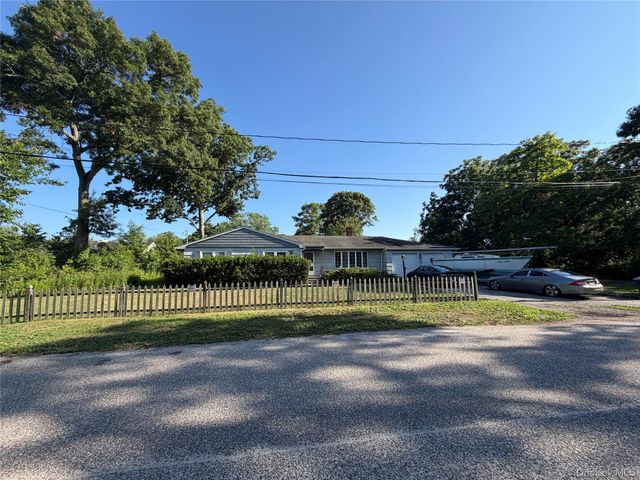 22 Yerk Avenue, Ronkonkoma, NY 11779