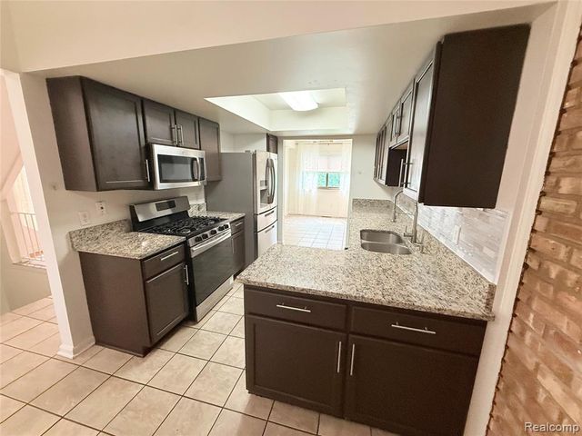 2910 Moon Lake Drive, West Bloomfield, MI 48323