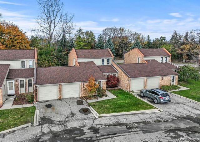2910 Moon Lake Drive, West Bloomfield, MI 48323