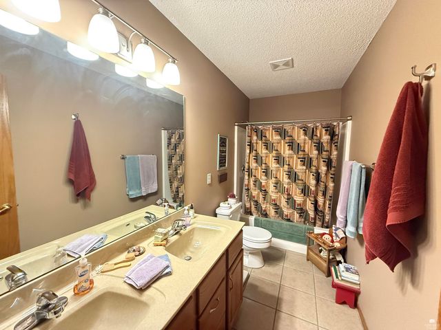 3851 Fox Ridge Drive, Manhattan, KS 66502