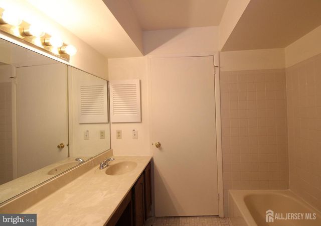103 Claridge Court 5, West Windsor, NJ 08540