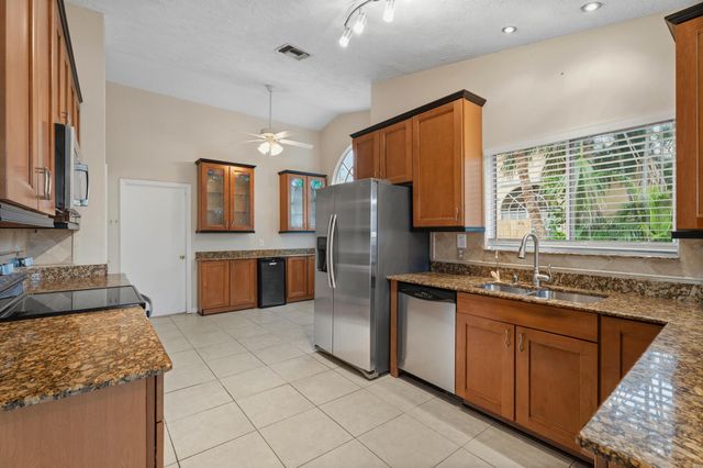 152 NE Twylite Terrace, Port St Lucie, FL 34983