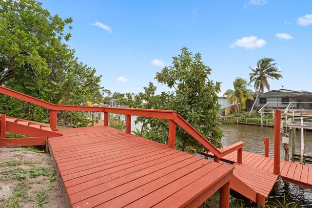 152 NE Twylite Terrace, Port St Lucie, FL 34983