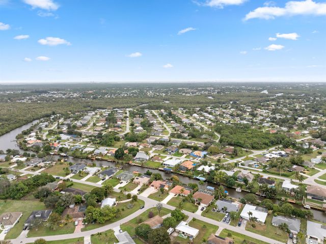 152 NE Twylite Terrace, Port St Lucie, FL 34983