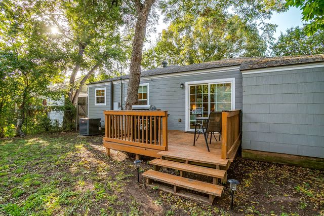 4204 Donnelly Avenue, Fort Worth, TX 76107