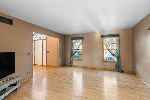 2051 Carlisle Street, Algonquin, IL 60102