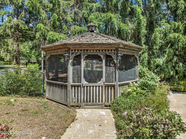 427 Fawns Run, Morganville, NJ 07751