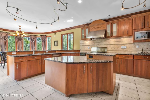 427 Fawns Run, Morganville, NJ 07751
