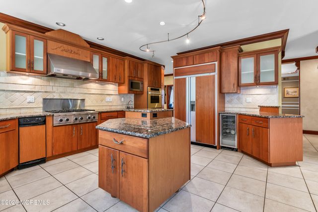 427 Fawns Run, Morganville, NJ 07751