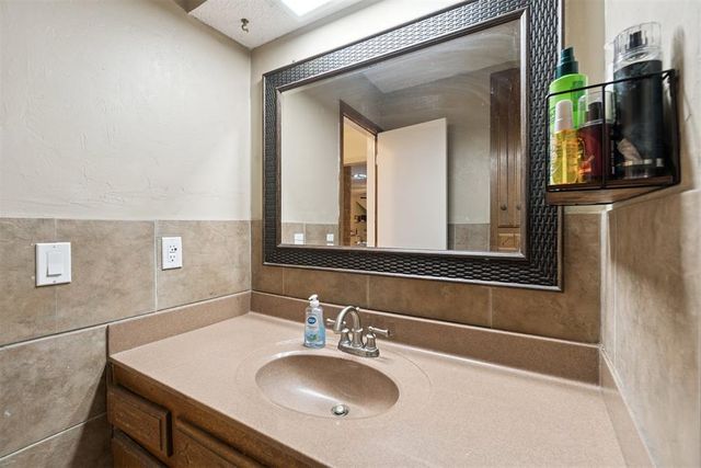 1725 NW Washington Avenue, Piedmont, OK 73078